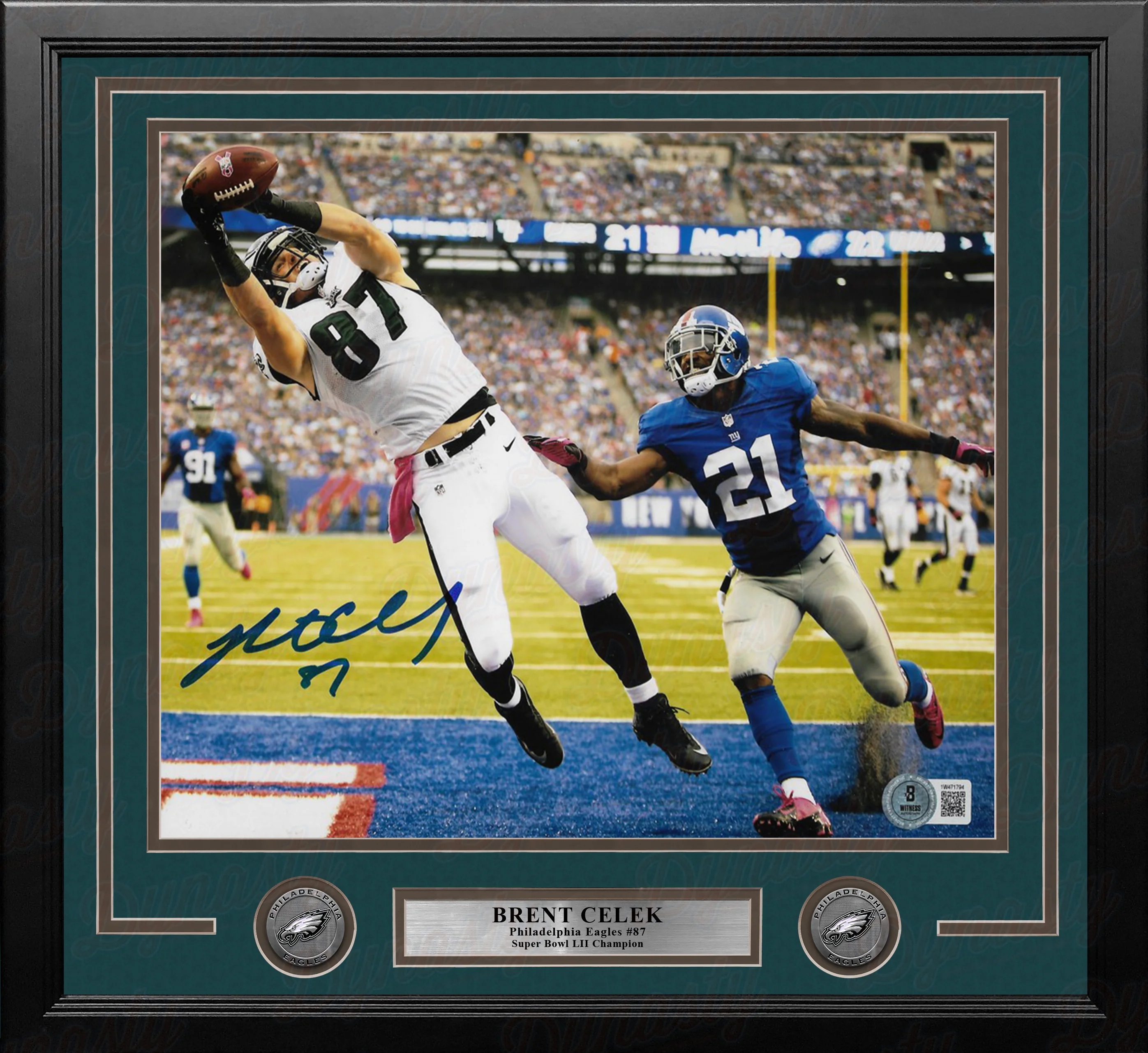 Brent Celek Touchdown v. Giants Philadelphia Eagles Autographed 16" x 20" Framed Football Photo - Image 2